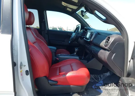 2018 Toyota Tacoma Trd Off Road z USA, uszkodzony, nr VIN 3TMAZ5CN8JM071010